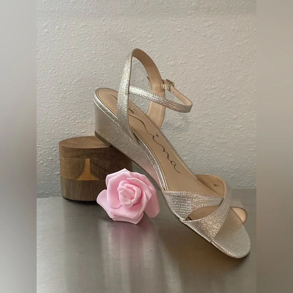 NEW..NINA WOMENS METALLIC CHAMPAGNE WEDGE SANDALS